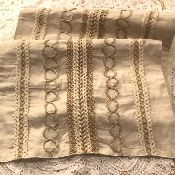 Table Runner - Picture 1 of 6
